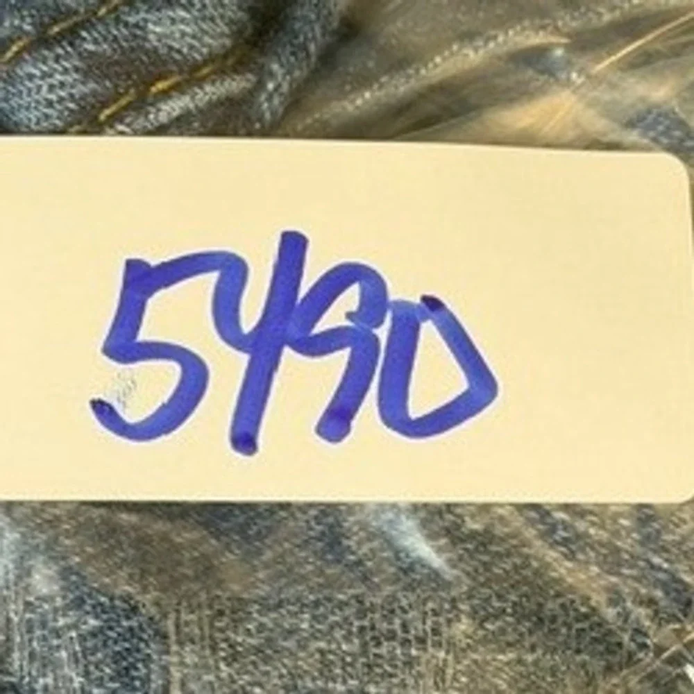 Levis levis 569